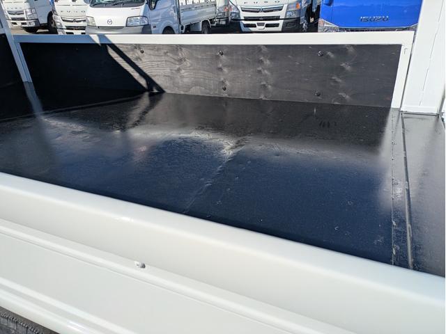 タイタントラック フルワイドロー　積載１．３５ｔ　ＡＴ　新明和製垂直パワーゲート　３，９６５ｋｇ　荷台内寸　長さ：２９０ｃｍ　幅：１６１ｃｍ　高さ：３８ｃｍ　助手席側電動格納ミラー　アイドリングストップ　キーレスリモコン（41枚目）