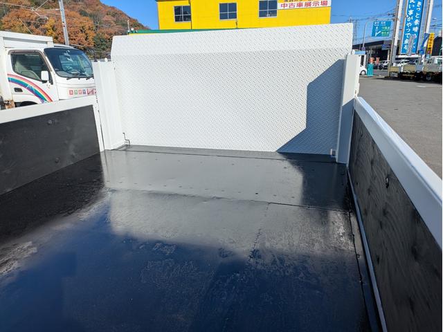 タイタントラック フルワイドロー　積載１．３５ｔ　ＡＴ　新明和製垂直パワーゲート　３，９６５ｋｇ　荷台内寸　長さ：２９０ｃｍ　幅：１６１ｃｍ　高さ：３８ｃｍ　助手席側電動格納ミラー　アイドリングストップ　キーレスリモコン（42枚目）