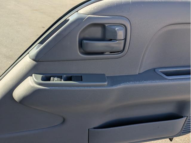 タイタントラック フルワイドロー　積載１．３５ｔ　ＡＴ　新明和製垂直パワーゲート　３，９６５ｋｇ　荷台内寸　長さ：２９０ｃｍ　幅：１６１ｃｍ　高さ：３８ｃｍ　助手席側電動格納ミラー　アイドリングストップ　キーレスリモコン（51枚目）