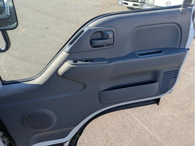 タイタントラック フルワイドロー　積載１．３５ｔ　ＡＴ　新明和製垂直パワーゲート　３，９６５ｋｇ　荷台内寸　長さ：２９０ｃｍ　幅：１６１ｃｍ　高さ：３８ｃｍ　助手席側電動格納ミラー　アイドリングストップ　キーレスリモコン（52枚目）