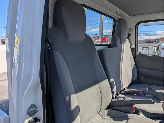 タイタントラック フルワイドロー　積載１．３５ｔ　ＡＴ　新明和製垂直パワーゲート　３，９６５ｋｇ　荷台内寸　長さ：２９０ｃｍ　幅：１６１ｃｍ　高さ：３８ｃｍ　助手席側電動格納ミラー　アイドリングストップ　キーレスリモコン（55枚目）