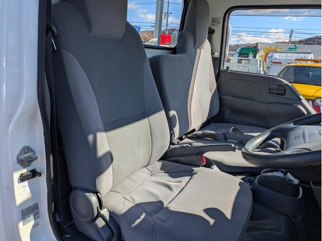 タイタントラック フルワイドロー　積載１．３５ｔ　ＡＴ　新明和製垂直パワーゲート　３，９６５ｋｇ　荷台内寸　長さ：２９０ｃｍ　幅：１６１ｃｍ　高さ：３８ｃｍ　助手席側電動格納ミラー　アイドリングストップ　キーレスリモコン（57枚目）