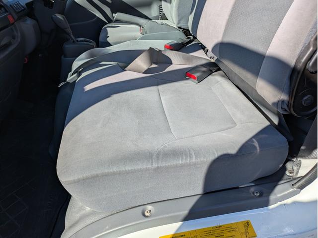 タイタントラック フルワイドロー　積載１．３５ｔ　ＡＴ　新明和製垂直パワーゲート　３，９６５ｋｇ　荷台内寸　長さ：２９０ｃｍ　幅：１６１ｃｍ　高さ：３８ｃｍ　助手席側電動格納ミラー　アイドリングストップ　キーレスリモコン（59枚目）