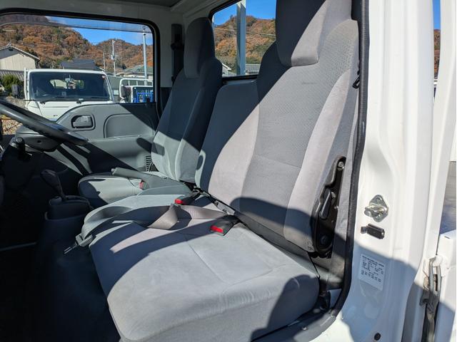 タイタントラック フルワイドロー　積載１．３５ｔ　ＡＴ　新明和製垂直パワーゲート　３，９６５ｋｇ　荷台内寸　長さ：２９０ｃｍ　幅：１６１ｃｍ　高さ：３８ｃｍ　助手席側電動格納ミラー　アイドリングストップ　キーレスリモコン（60枚目）