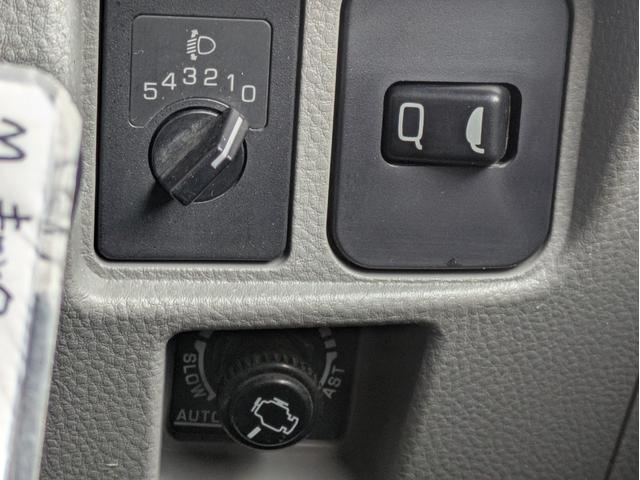 キャンター 全低床　積載２ｔ　ＡＴ　荷台内寸　長さ：３１１ｃｍ　幅：１６１ｃｍ　高さ：３８ｃｍ　助手席側電動格納ミラー　ＥＴＣ　フォグランプ　カーナビ　バックカメラ　パワーウインドウ　パワーステアリング　エアコン（20枚目）