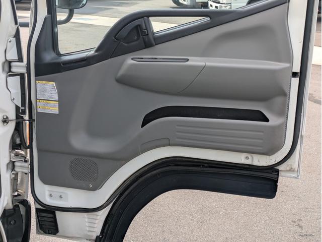 キャンター 全低床　積載２ｔ　ＡＴ　荷台内寸　長さ：３１１ｃｍ　幅：１６１ｃｍ　高さ：３８ｃｍ　助手席側電動格納ミラー　ＥＴＣ　フォグランプ　カーナビ　バックカメラ　パワーウインドウ　パワーステアリング　エアコン（22枚目）
