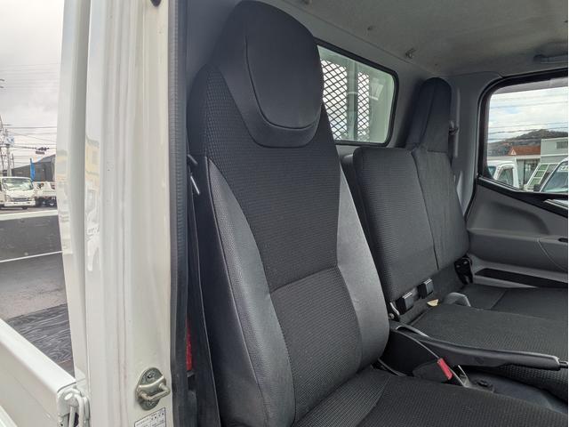 キャンター 全低床　積載２ｔ　ＡＴ　荷台内寸　長さ：３１１ｃｍ　幅：１６１ｃｍ　高さ：３８ｃｍ　助手席側電動格納ミラー　ＥＴＣ　フォグランプ　カーナビ　バックカメラ　パワーウインドウ　パワーステアリング　エアコン（26枚目）
