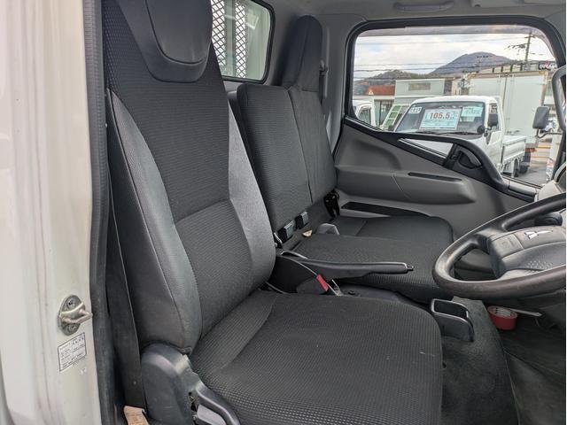 キャンター 全低床　積載２ｔ　ＡＴ　荷台内寸　長さ：３１１ｃｍ　幅：１６１ｃｍ　高さ：３８ｃｍ　助手席側電動格納ミラー　ＥＴＣ　フォグランプ　カーナビ　バックカメラ　パワーウインドウ　パワーステアリング　エアコン（28枚目）