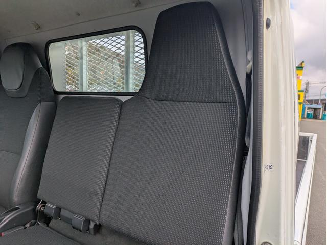 キャンター 全低床　積載２ｔ　ＡＴ　荷台内寸　長さ：３１１ｃｍ　幅：１６１ｃｍ　高さ：３８ｃｍ　助手席側電動格納ミラー　ＥＴＣ　フォグランプ　カーナビ　バックカメラ　パワーウインドウ　パワーステアリング　エアコン（29枚目）