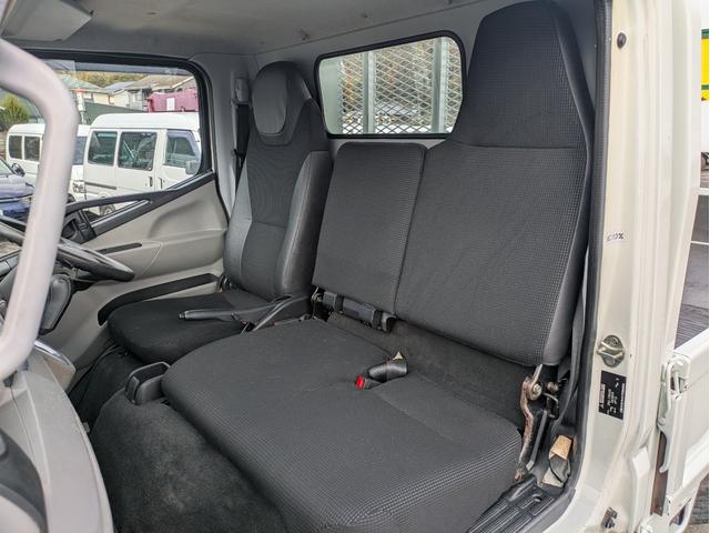キャンター 全低床　積載２ｔ　ＡＴ　荷台内寸　長さ：３１１ｃｍ　幅：１６１ｃｍ　高さ：３８ｃｍ　助手席側電動格納ミラー　ＥＴＣ　フォグランプ　カーナビ　バックカメラ　パワーウインドウ　パワーステアリング　エアコン（31枚目）