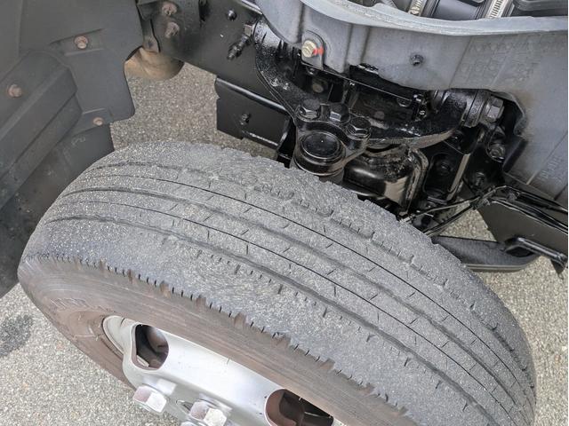 キャンター 全低床　積載２ｔ　ＡＴ　荷台内寸　長さ：３１１ｃｍ　幅：１６１ｃｍ　高さ：３８ｃｍ　助手席側電動格納ミラー　ＥＴＣ　フォグランプ　カーナビ　バックカメラ　パワーウインドウ　パワーステアリング　エアコン（39枚目）