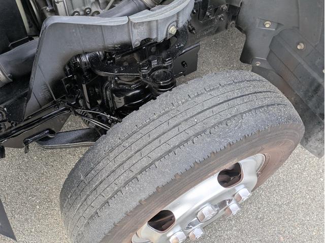 キャンター 全低床　積載２ｔ　ＡＴ　荷台内寸　長さ：３１１ｃｍ　幅：１６１ｃｍ　高さ：３８ｃｍ　助手席側電動格納ミラー　ＥＴＣ　フォグランプ　カーナビ　バックカメラ　パワーウインドウ　パワーステアリング　エアコン（40枚目）