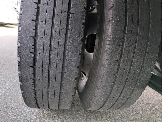 キャンター 全低床　積載２ｔ　ＡＴ　荷台内寸　長さ：３１１ｃｍ　幅：１６１ｃｍ　高さ：３８ｃｍ　助手席側電動格納ミラー　ＥＴＣ　フォグランプ　カーナビ　バックカメラ　パワーウインドウ　パワーステアリング　エアコン（41枚目）