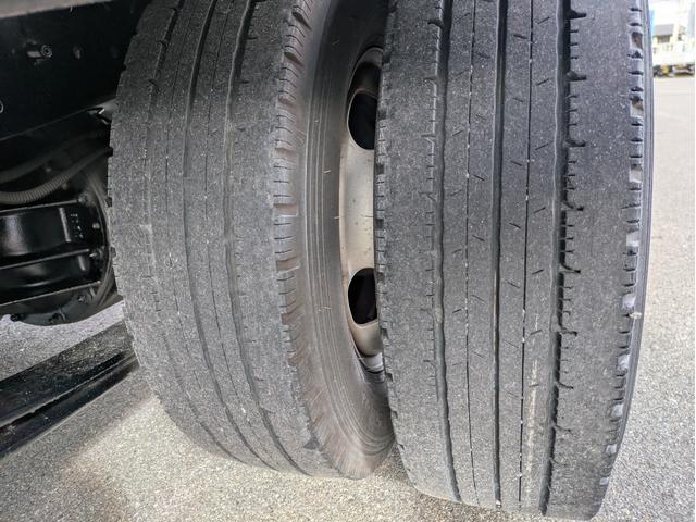 キャンター 全低床　積載２ｔ　ＡＴ　荷台内寸　長さ：３１１ｃｍ　幅：１６１ｃｍ　高さ：３８ｃｍ　助手席側電動格納ミラー　ＥＴＣ　フォグランプ　カーナビ　バックカメラ　パワーウインドウ　パワーステアリング　エアコン（42枚目）