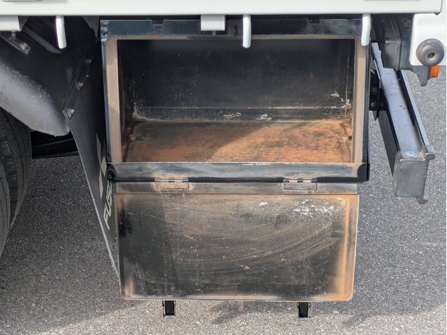 キャンター 全低床　積載２ｔ　ＡＴ　荷台内寸　長さ：３１１ｃｍ　幅：１６１ｃｍ　高さ：３８ｃｍ　助手席側電動格納ミラー　ＥＴＣ　フォグランプ　カーナビ　バックカメラ　パワーウインドウ　パワーステアリング　エアコン（45枚目）