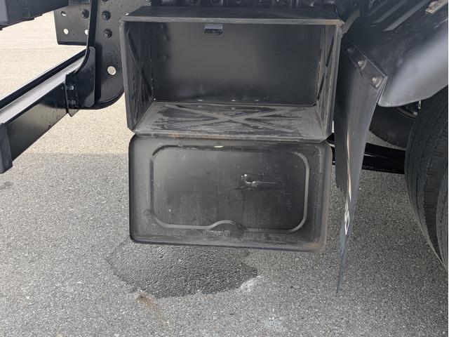 キャンター 全低床　積載２ｔ　ＡＴ　荷台内寸　長さ：３１１ｃｍ　幅：１６１ｃｍ　高さ：３８ｃｍ　助手席側電動格納ミラー　ＥＴＣ　フォグランプ　カーナビ　バックカメラ　パワーウインドウ　パワーステアリング　エアコン（46枚目）