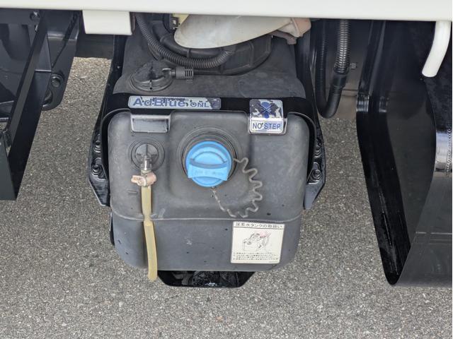 キャンター 全低床　積載２ｔ　ＡＴ　荷台内寸　長さ：３１１ｃｍ　幅：１６１ｃｍ　高さ：３８ｃｍ　助手席側電動格納ミラー　ＥＴＣ　フォグランプ　カーナビ　バックカメラ　パワーウインドウ　パワーステアリング　エアコン（47枚目）