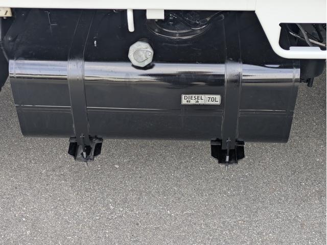 キャンター 全低床　積載２ｔ　ＡＴ　荷台内寸　長さ：３１１ｃｍ　幅：１６１ｃｍ　高さ：３８ｃｍ　助手席側電動格納ミラー　ＥＴＣ　フォグランプ　カーナビ　バックカメラ　パワーウインドウ　パワーステアリング　エアコン（49枚目）