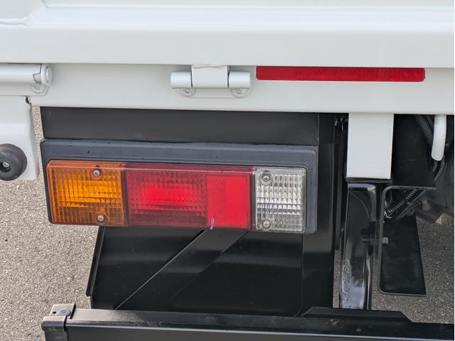 キャンター 全低床　積載２ｔ　ＡＴ　荷台内寸　長さ：３１１ｃｍ　幅：１６１ｃｍ　高さ：３８ｃｍ　助手席側電動格納ミラー　ＥＴＣ　フォグランプ　カーナビ　バックカメラ　パワーウインドウ　パワーステアリング　エアコン（52枚目）