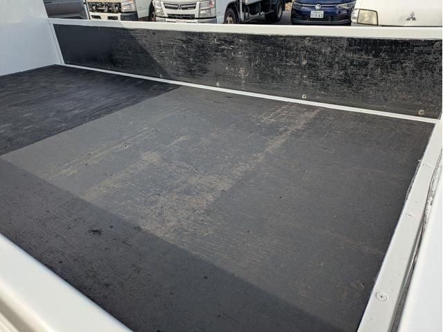 キャンター 全低床　積載２ｔ　ＡＴ　荷台内寸　長さ：３１１ｃｍ　幅：１６１ｃｍ　高さ：３８ｃｍ　助手席側電動格納ミラー　ＥＴＣ　フォグランプ　カーナビ　バックカメラ　パワーウインドウ　パワーステアリング　エアコン（54枚目）