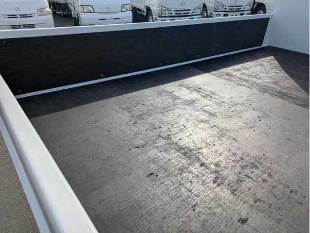 キャンター 全低床　積載２ｔ　ＡＴ　荷台内寸　長さ：３１１ｃｍ　幅：１６１ｃｍ　高さ：３８ｃｍ　助手席側電動格納ミラー　ＥＴＣ　フォグランプ　カーナビ　バックカメラ　パワーウインドウ　パワーステアリング　エアコン（56枚目）