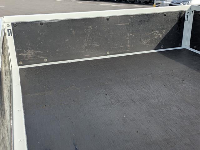 キャンター 全低床　積載２ｔ　ＡＴ　荷台内寸　長さ：３１１ｃｍ　幅：１６１ｃｍ　高さ：３８ｃｍ　助手席側電動格納ミラー　ＥＴＣ　フォグランプ　カーナビ　バックカメラ　パワーウインドウ　パワーステアリング　エアコン（57枚目）