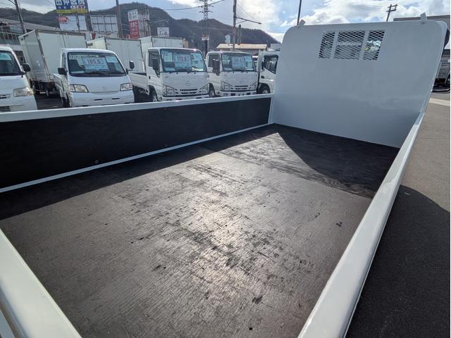 キャンター 全低床　積載２ｔ　ＡＴ　荷台内寸　長さ：３１１ｃｍ　幅：１６１ｃｍ　高さ：３８ｃｍ　助手席側電動格納ミラー　ＥＴＣ　フォグランプ　カーナビ　バックカメラ　パワーウインドウ　パワーステアリング　エアコン（58枚目）