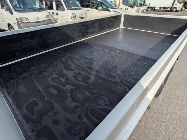 キャンター 全低床　積載２ｔ　ＡＴ　荷台内寸　長さ：３１１ｃｍ　幅：１６１ｃｍ　高さ：３８ｃｍ　助手席側電動格納ミラー　ＥＴＣ　フォグランプ　カーナビ　バックカメラ　パワーウインドウ　パワーステアリング　エアコン（59枚目）