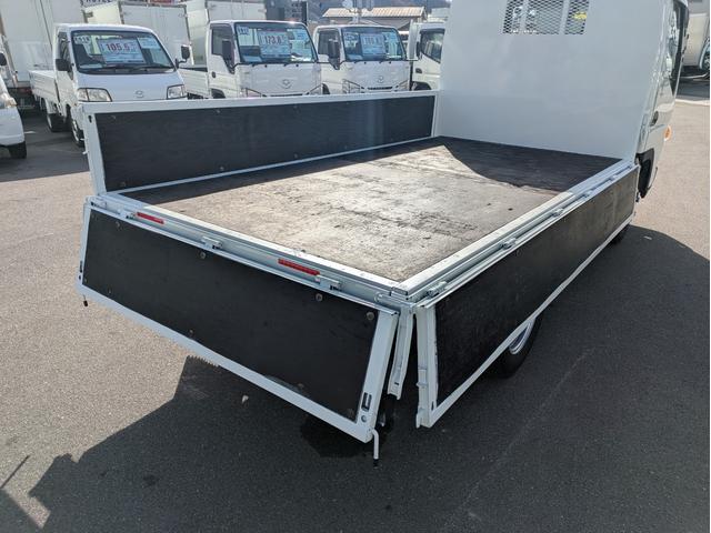 キャンター 全低床　積載２ｔ　ＡＴ　荷台内寸　長さ：３１１ｃｍ　幅：１６１ｃｍ　高さ：３８ｃｍ　助手席側電動格納ミラー　ＥＴＣ　フォグランプ　カーナビ　バックカメラ　パワーウインドウ　パワーステアリング　エアコン（62枚目）