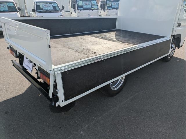 キャンター 全低床　積載２ｔ　ＡＴ　荷台内寸　長さ：３１１ｃｍ　幅：１６１ｃｍ　高さ：３８ｃｍ　助手席側電動格納ミラー　ＥＴＣ　フォグランプ　カーナビ　バックカメラ　パワーウインドウ　パワーステアリング　エアコン（63枚目）