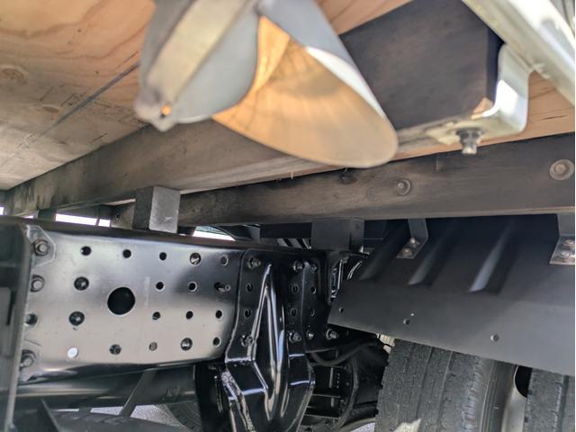 キャンター 全低床　積載２ｔ　ＡＴ　荷台内寸　長さ：３１１ｃｍ　幅：１６１ｃｍ　高さ：３８ｃｍ　助手席側電動格納ミラー　ＥＴＣ　フォグランプ　カーナビ　バックカメラ　パワーウインドウ　パワーステアリング　エアコン（66枚目）