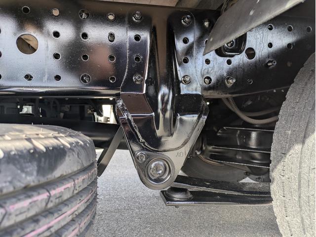 キャンター 全低床　積載２ｔ　ＡＴ　荷台内寸　長さ：３１１ｃｍ　幅：１６１ｃｍ　高さ：３８ｃｍ　助手席側電動格納ミラー　ＥＴＣ　フォグランプ　カーナビ　バックカメラ　パワーウインドウ　パワーステアリング　エアコン（71枚目）