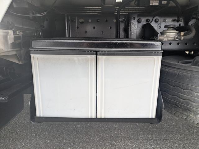 タイタントラック ワイドロー　積載１．４５ｔ　垂直パワーゲート　ＡＴ　車両総重量：３．９７５ｋｇ　荷台内寸　長さ：２８８ｃｍ　幅：１６０ｃｍ　高さ：３８ｃｍ　助手席側電動格納ミラー　助手席エアバッグ　パワーウインドウ　パワステ（25枚目）