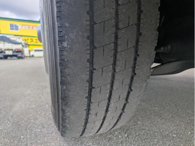 タイタントラック ワイドロー　積載１．４５ｔ　垂直パワーゲート　ＡＴ　車両総重量：３．９７５ｋｇ　荷台内寸　長さ：２８８ｃｍ　幅：１６０ｃｍ　高さ：３８ｃｍ　助手席側電動格納ミラー　助手席エアバッグ　パワーウインドウ　パワステ（32枚目）