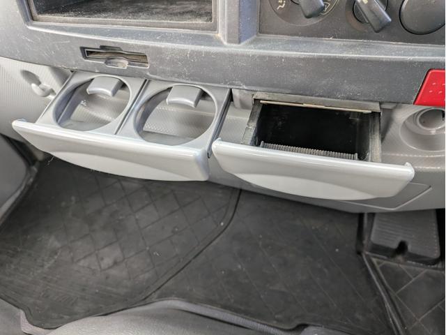 タイタントラック ワイドロー　積載１．４５ｔ　垂直パワーゲート　ＡＴ　車両総重量：３．９７５ｋｇ　荷台内寸　長さ：２８８ｃｍ　幅：１６０ｃｍ　高さ：３８ｃｍ　助手席側電動格納ミラー　助手席エアバッグ　パワーウインドウ　パワステ（42枚目）