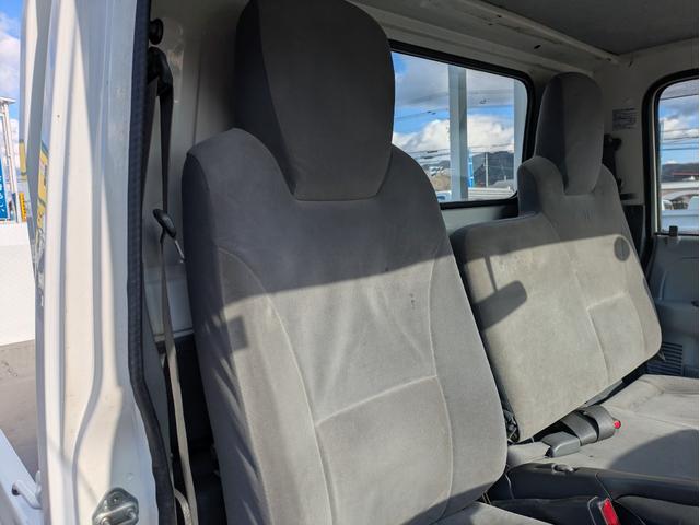 タイタントラック ワイドロー　積載１．４５ｔ　垂直パワーゲート　ＡＴ　車両総重量：３．９７５ｋｇ　荷台内寸　長さ：２８８ｃｍ　幅：１６０ｃｍ　高さ：３８ｃｍ　助手席側電動格納ミラー　助手席エアバッグ　パワーウインドウ　パワステ（43枚目）