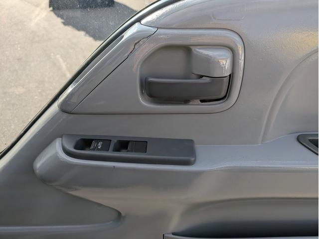 タイタントラック ワイドロー　積載１．４５ｔ　垂直パワーゲート　ＡＴ　車両総重量：３．９７５ｋｇ　荷台内寸　長さ：２８８ｃｍ　幅：１６０ｃｍ　高さ：３８ｃｍ　助手席側電動格納ミラー　助手席エアバッグ　パワーウインドウ　パワステ（53枚目）