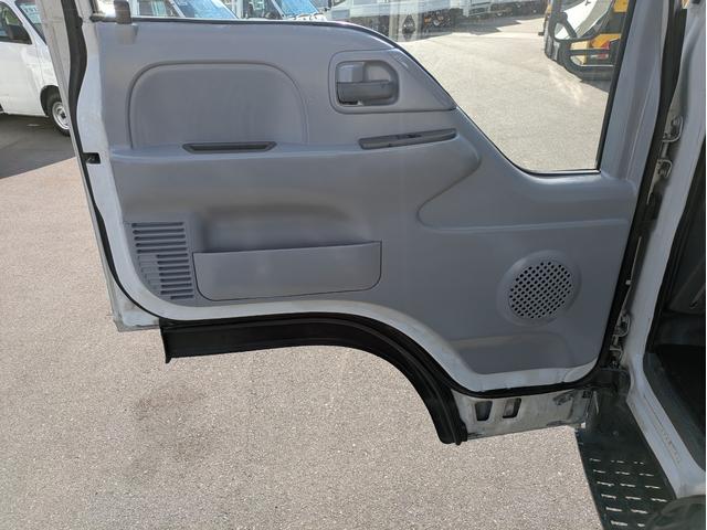 タイタントラック ワイドロー　積載１．４５ｔ　垂直パワーゲート　ＡＴ　車両総重量：３．９７５ｋｇ　荷台内寸　長さ：２８８ｃｍ　幅：１６０ｃｍ　高さ：３８ｃｍ　助手席側電動格納ミラー　助手席エアバッグ　パワーウインドウ　パワステ（56枚目）