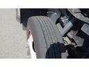 ロング全低床　積載２．９５ｔ　ＡＴ　ワイドロング　床鉄板　車線逸脱警報　衝突軽減ブレーキ　ＥＺＧＯ（坂道発進補助装置）　ＥＴＣ　車両総重量　６，０７５Ｋｇ　荷台内寸　長さ：４３５ｃｍ　幅：２０７ｃｍ　高さ：３８ｃｍ（26枚目）