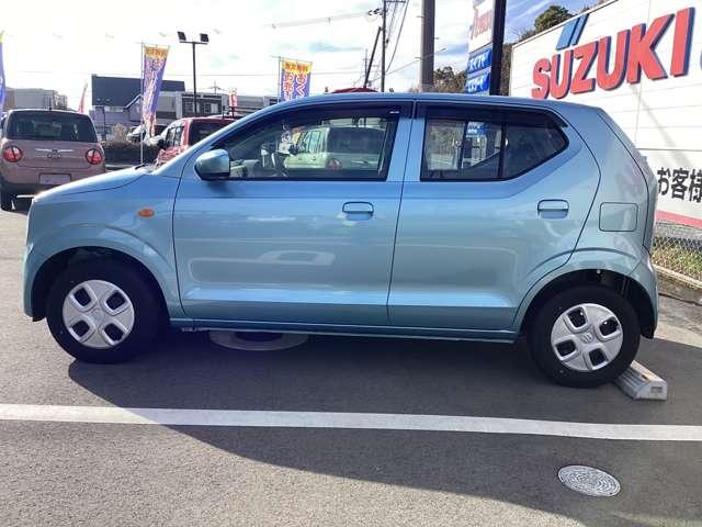 �T�C�h�X�^�C���́A����ɃA�N�Z���g��^���Ă����J���[�ƁA�����f�U�C���ɖڂ��䂩��܂��B