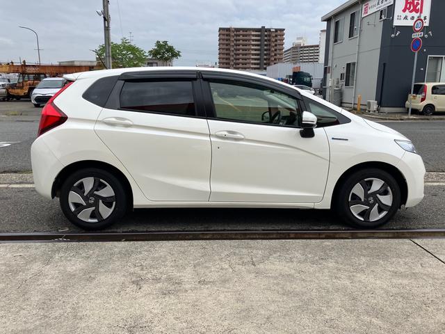 フィットハイブリッド Ｌパッケージ　スマートキー　ＥＴＣ　　純正ナビＴＶ　　ハーフレザーシート　プライバシーガラス（4枚目）