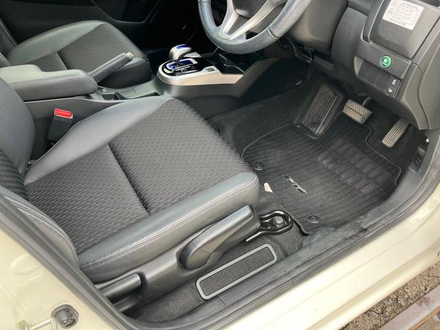 フィットハイブリッド Ｌパッケージ　スマートキー　ＥＴＣ　　純正ナビＴＶ　　ハーフレザーシート　プライバシーガラス（43枚目）