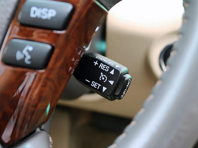 【クルーズコントロール】ハンドルにクルーズコントロールの操作スイッチが装備されていますので、高速運転や長距離ドライブなどには便利な機能でございます。ハンドルから手を離さずに操作できるのでとても安全です