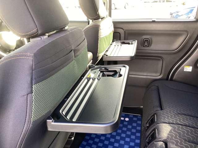 �^�]�ȂƏ���Ȃ̔w�ʂɂ́A�ȈՃe�[�u���𑕔��B�h�����N�z���_�[���t���Ă��܂��B