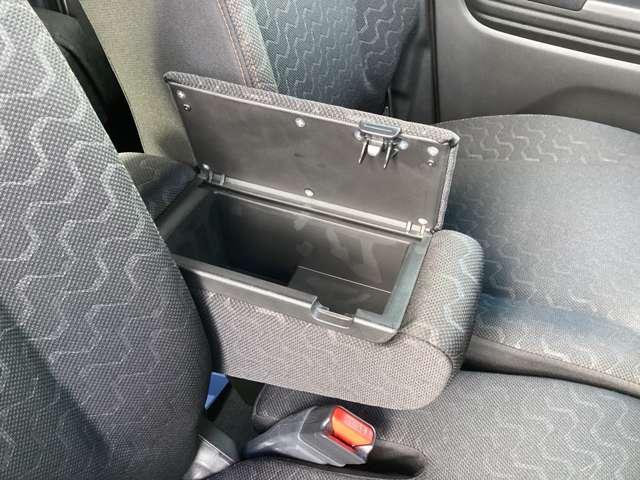 �Z���^�[�A�[�����X�g�͎��[�{�b�N�X���t���Ă��܂��B