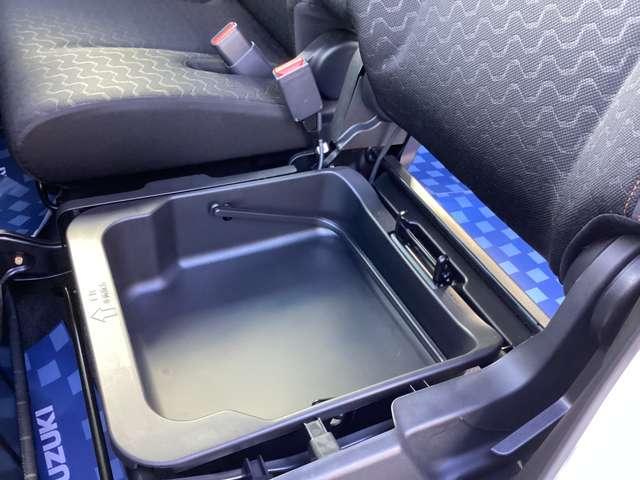 ����ȃV�[�g���ɂ͑傫�Ȏ��[�{�b�N�X���t���Ă��܂��B���O�����ł���̂ŁA����Ă����O���Đ��􂢂��\��