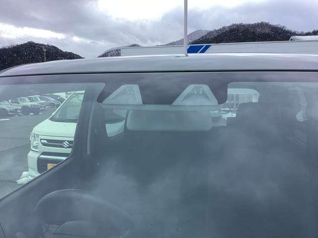 �t�����g�K���X�ɔz�u���ꂽ�X�e���I�J�����őO���̐l���Q�������m���܂��B