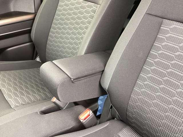 �t�����g�V�[�g�ɂ̓Z���^�[�A�[�����X�g������܂��̂ł������ł��܂��B