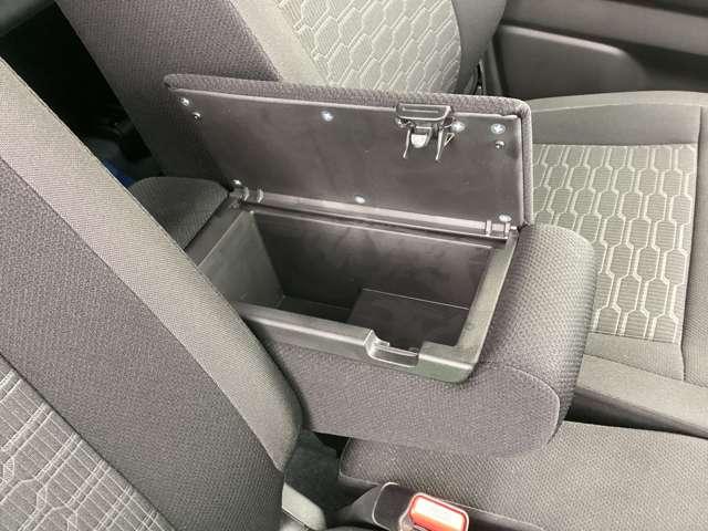 �t�����g�V�[�g�̃Z���^�[�A�[�����X�g�ɂ͏������ꂪ�t���Ă��܂��B�T���O���X�Ȃǂ̎��[�ɕ֗��ł��B