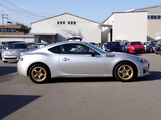 ＢＲＺ Ｓ　６速ＭＴ　ＲＡＹＳグラムライツアルミ　スマートキー２本　ハーフレザーシート　シートヒーター　ディスプレイオーディオ　ＣＤ　ＤＶＤ　Ｂｌｕｅｔｏｏｔｈオーディオ　ＥＴＣ　Ｂカメラ　ＨＩＤオートライト（5枚目）
